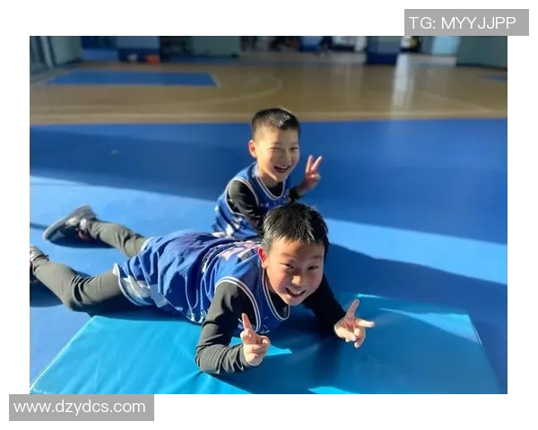 篮球明星意外拍掉小孩篮球引发热议网友纷纷围观现场趣事不断